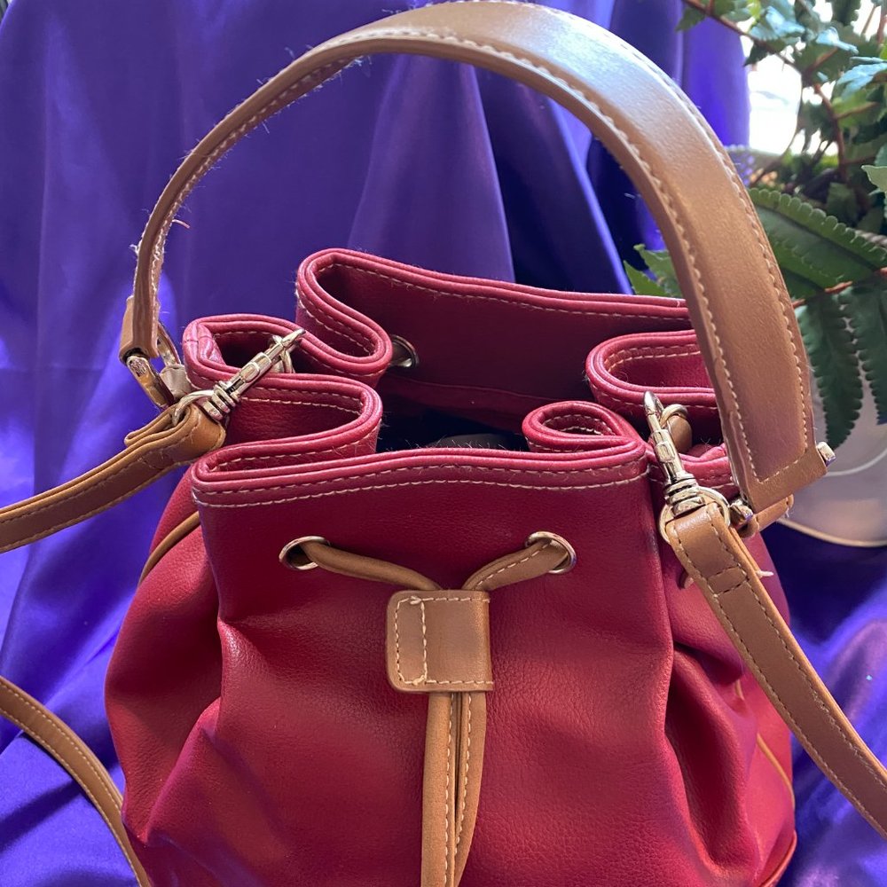 📌Liz Claiborne Great Locking Handbag space for a lot of stuff - Picture 3 of 14